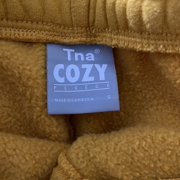 TNA cozy fleece sweat shorts - Picture 2 of 4